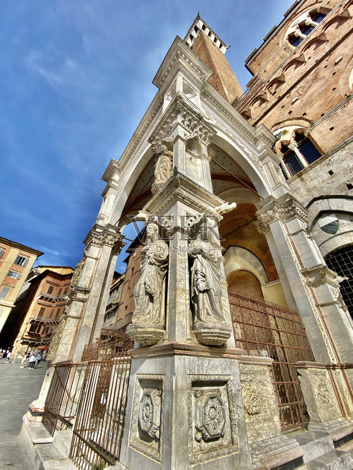 两座石像装饰着锡耶纳田野广场公共宫殿入口凉廊的一角照片摄影图片