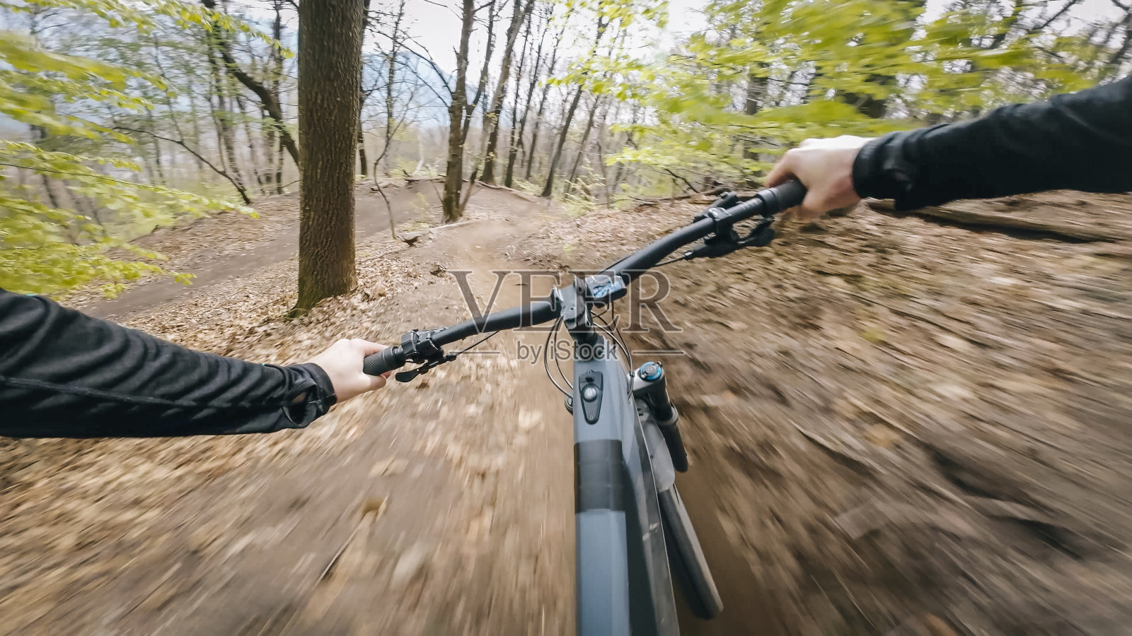 POV经过山地车的车把，进入小径照片摄影图片