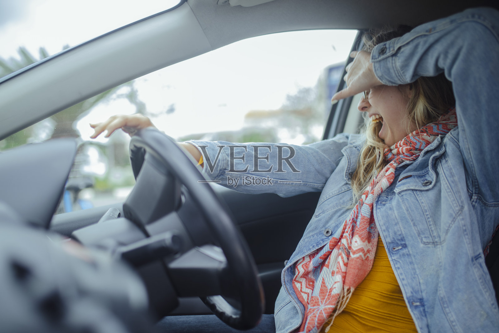 一名千禧一代女性司机在路上与另一辆车相撞。照片摄影图片