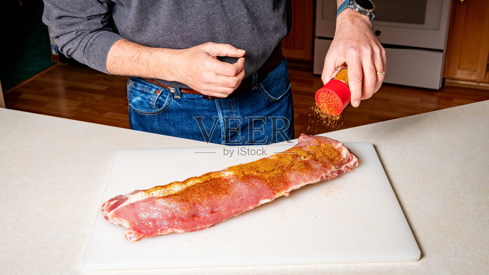 在砧板上涂抹排骨照片摄影图片