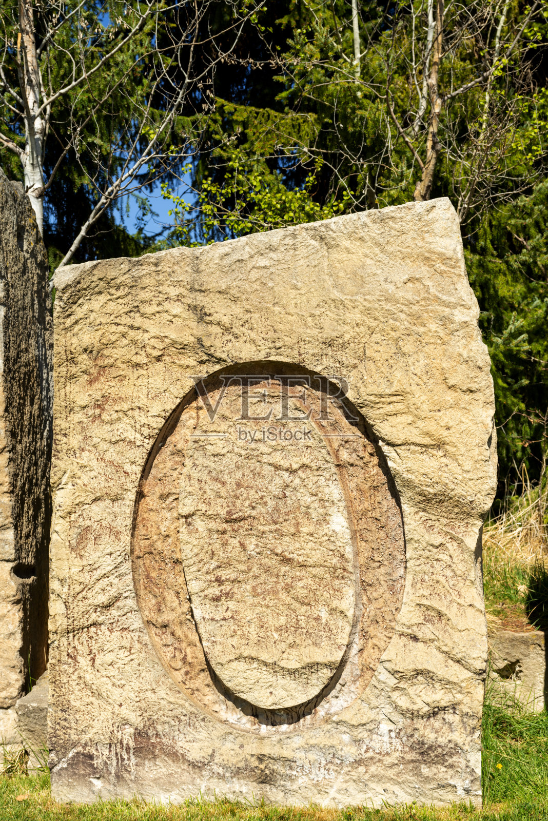 刻在石头上的超大字母O照片摄影图片