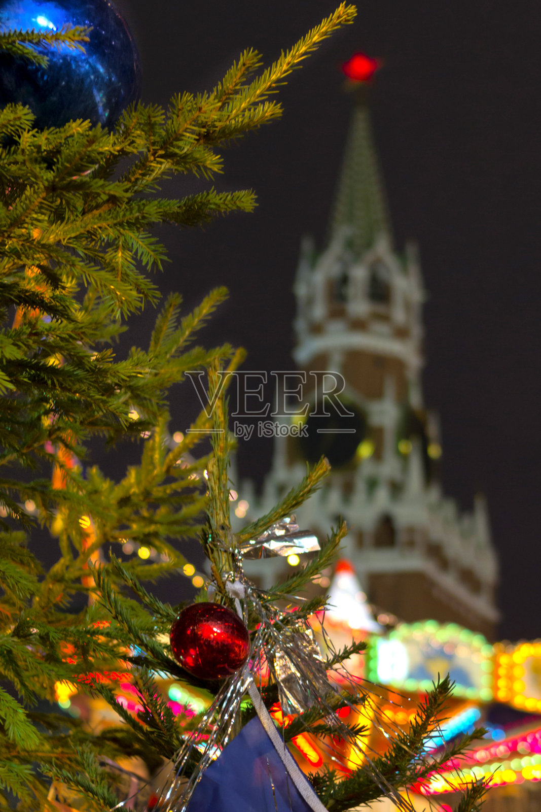 俄罗斯，莫斯科——2016年12月:莫斯科市中心红场的圣诞市场，装饰和照明红场为圣诞节在莫斯科。照片摄影图片