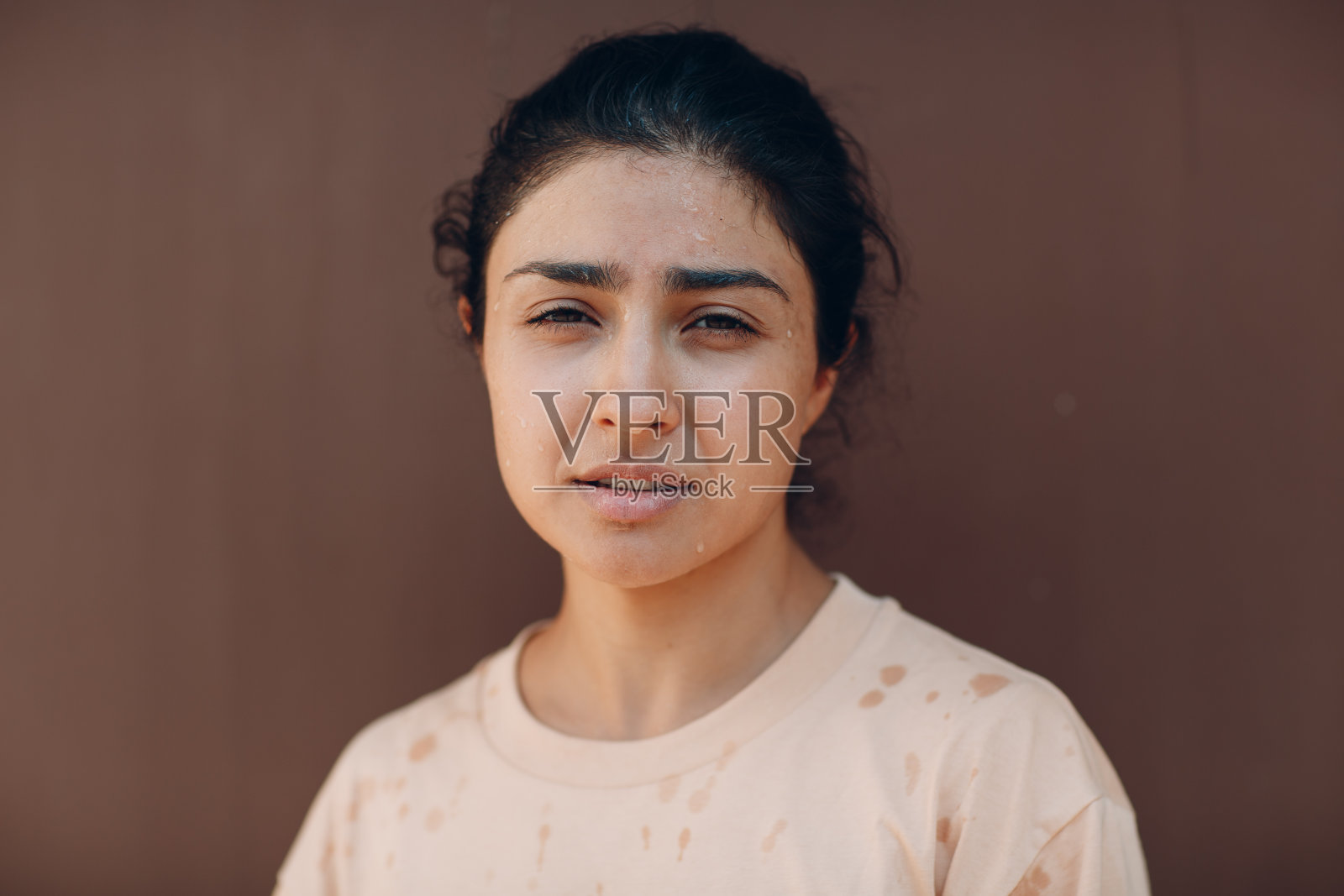 压力大的中暑妇女在室外用冷水提神。天气异常热的概念。照片摄影图片