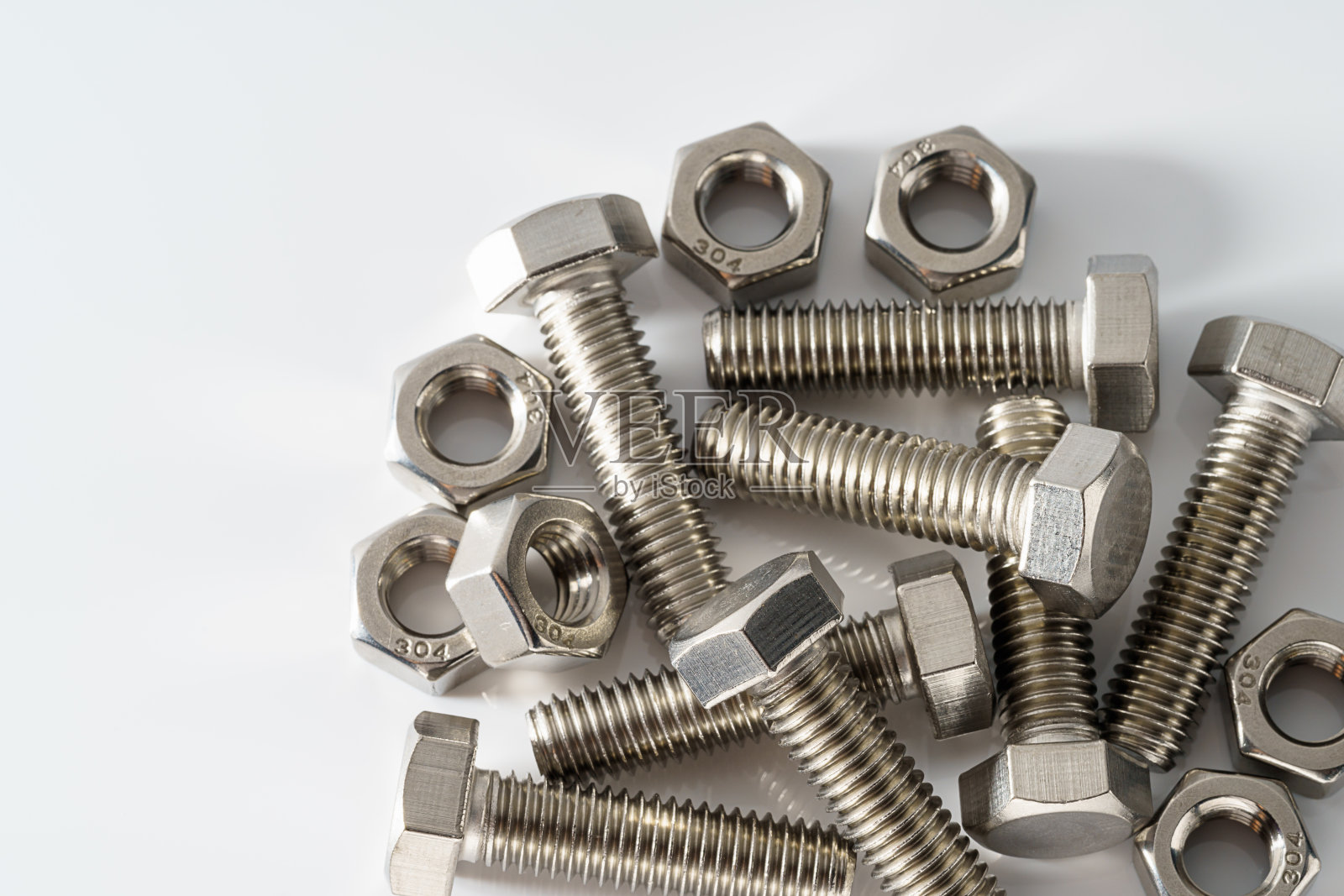 白色背景上的不锈钢螺母和螺栓特写照片摄影图片