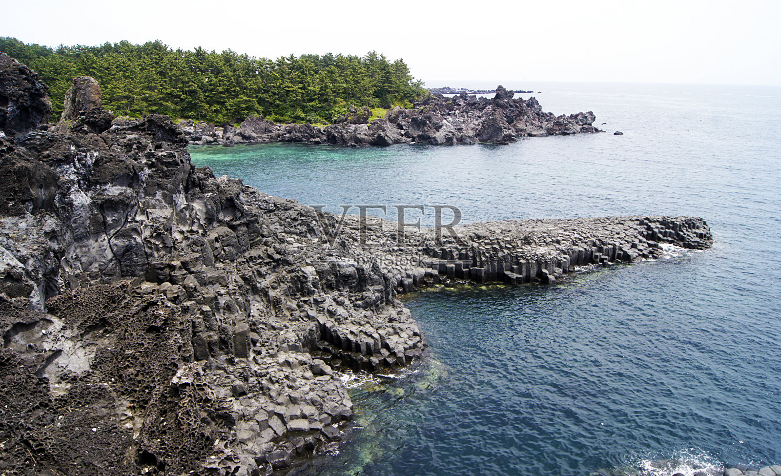 韩国济州岛海岸，中门大浦柱状节理照片摄影图片