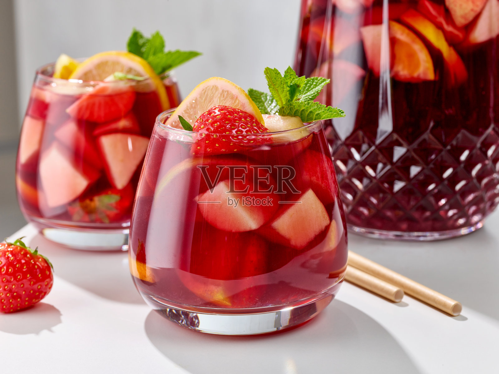 红色桑格利亚汽酒酒杯的特写照片摄影图片