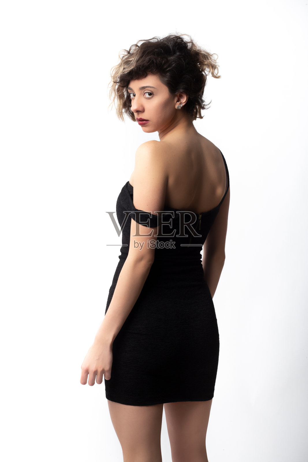 性感女人在黑色礼服肖像工作室拍摄照片摄影图片