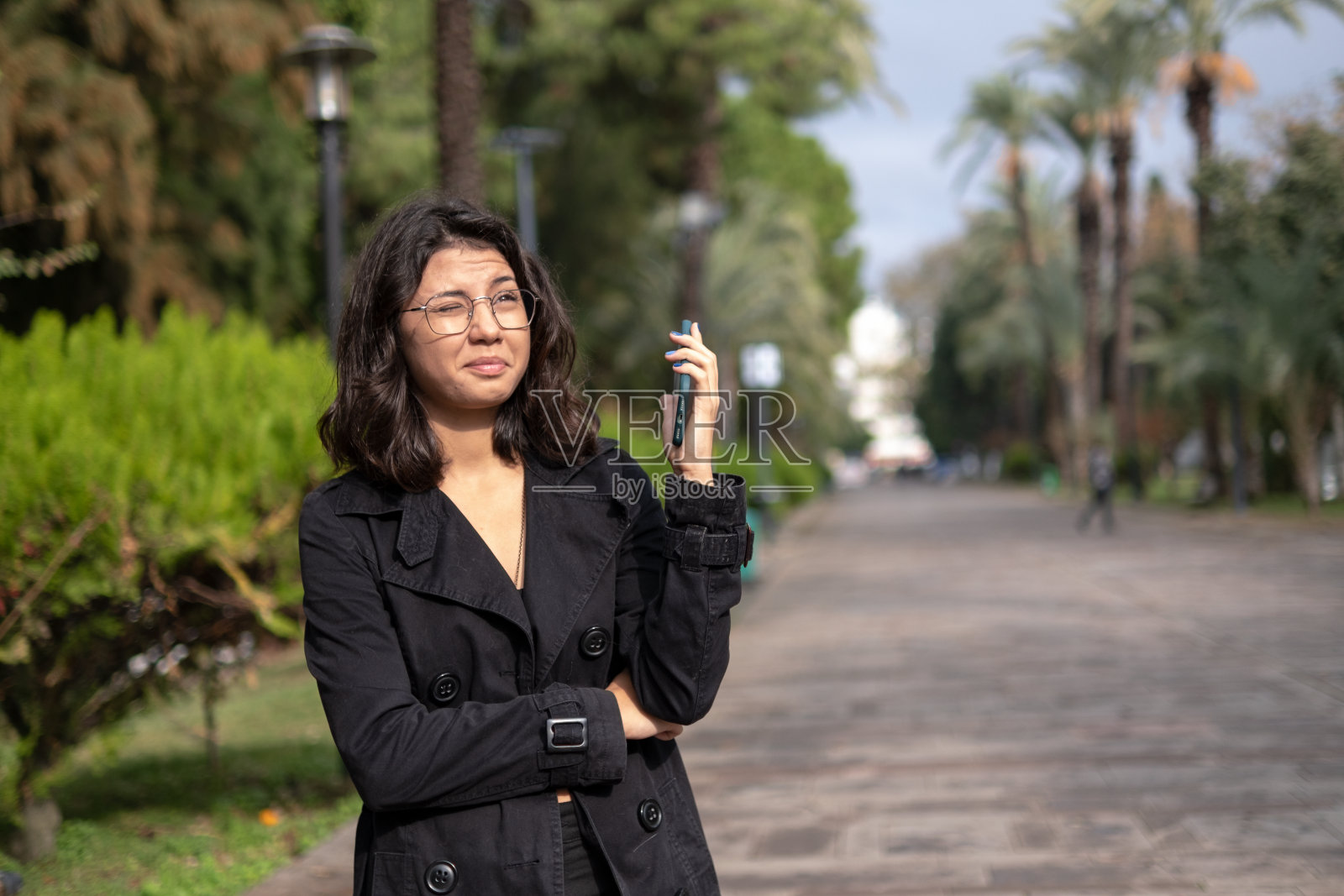 一个年轻女人在电话里和别人争吵照片摄影图片