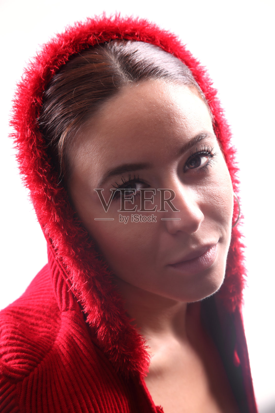 近距离肖像美丽的褐发年轻女子在红色夹克照片摄影图片