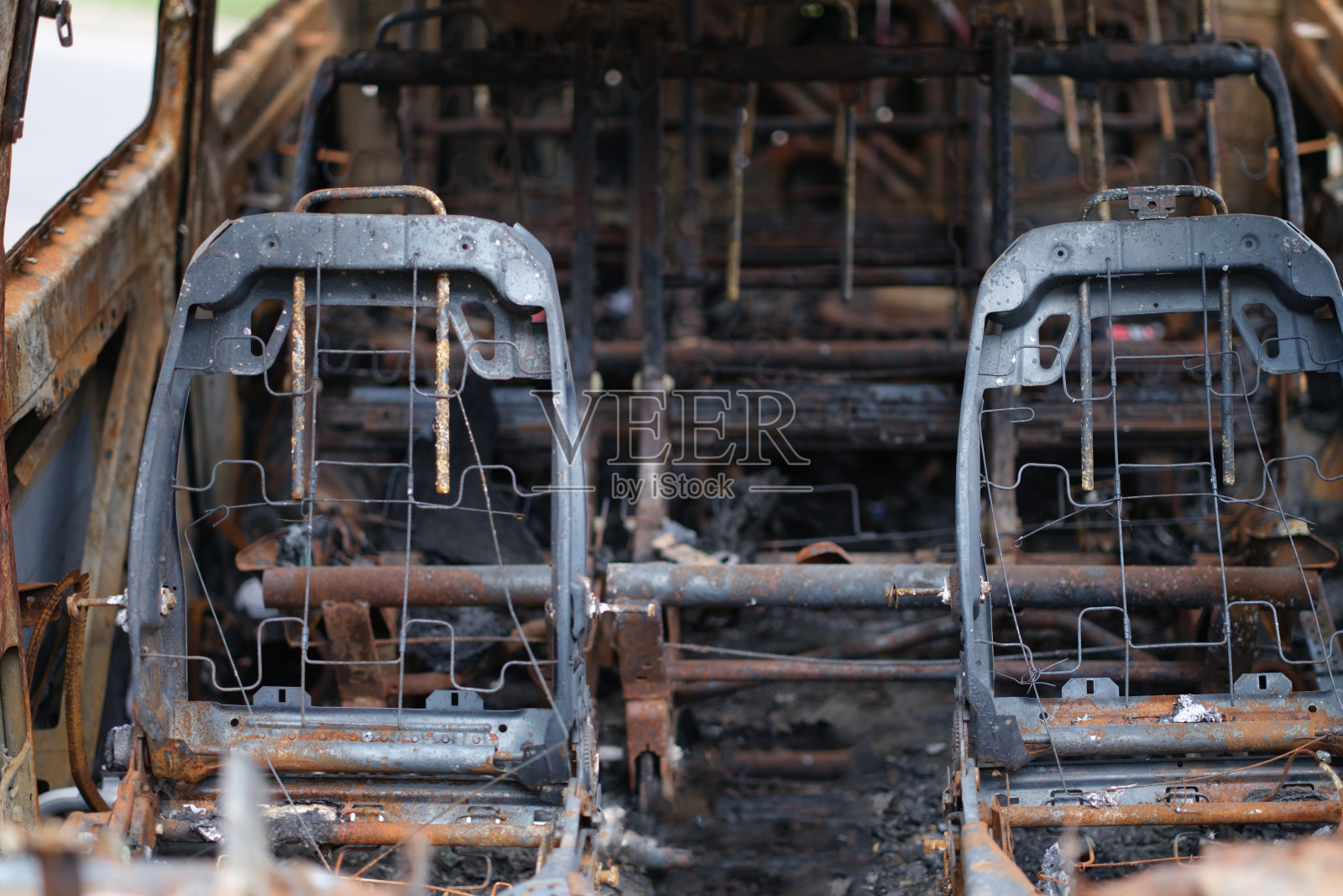 车祸后被烧毁的汽车。汽车纵火后的保险赔偿照片摄影图片