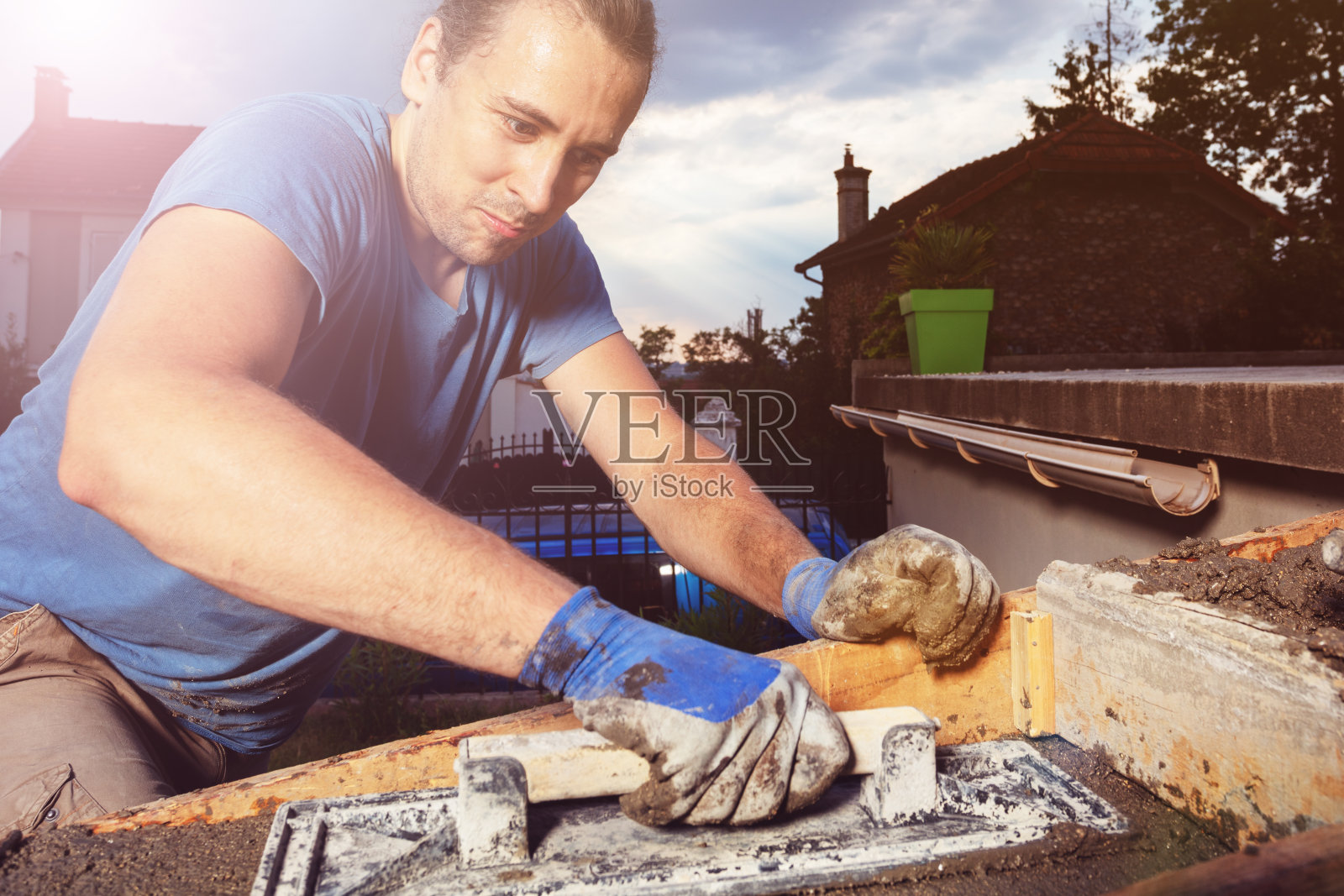 男人用泥刀制作混凝土楼梯的肖像特写照片摄影图片