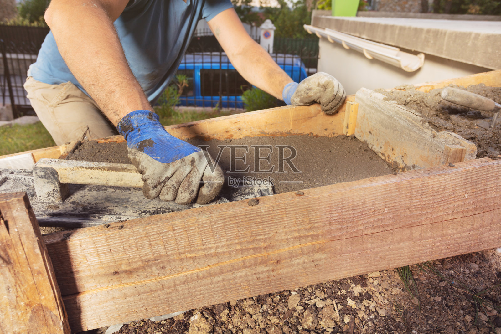 男人用泥刀制作混凝土楼梯的特写照片摄影图片
