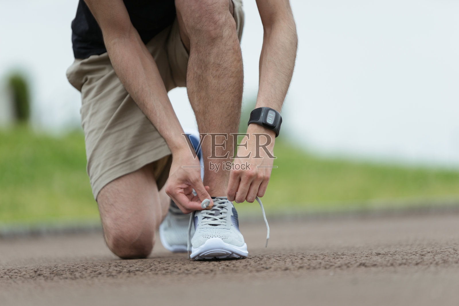 年轻人在锻炼和使用智能手表照片摄影图片