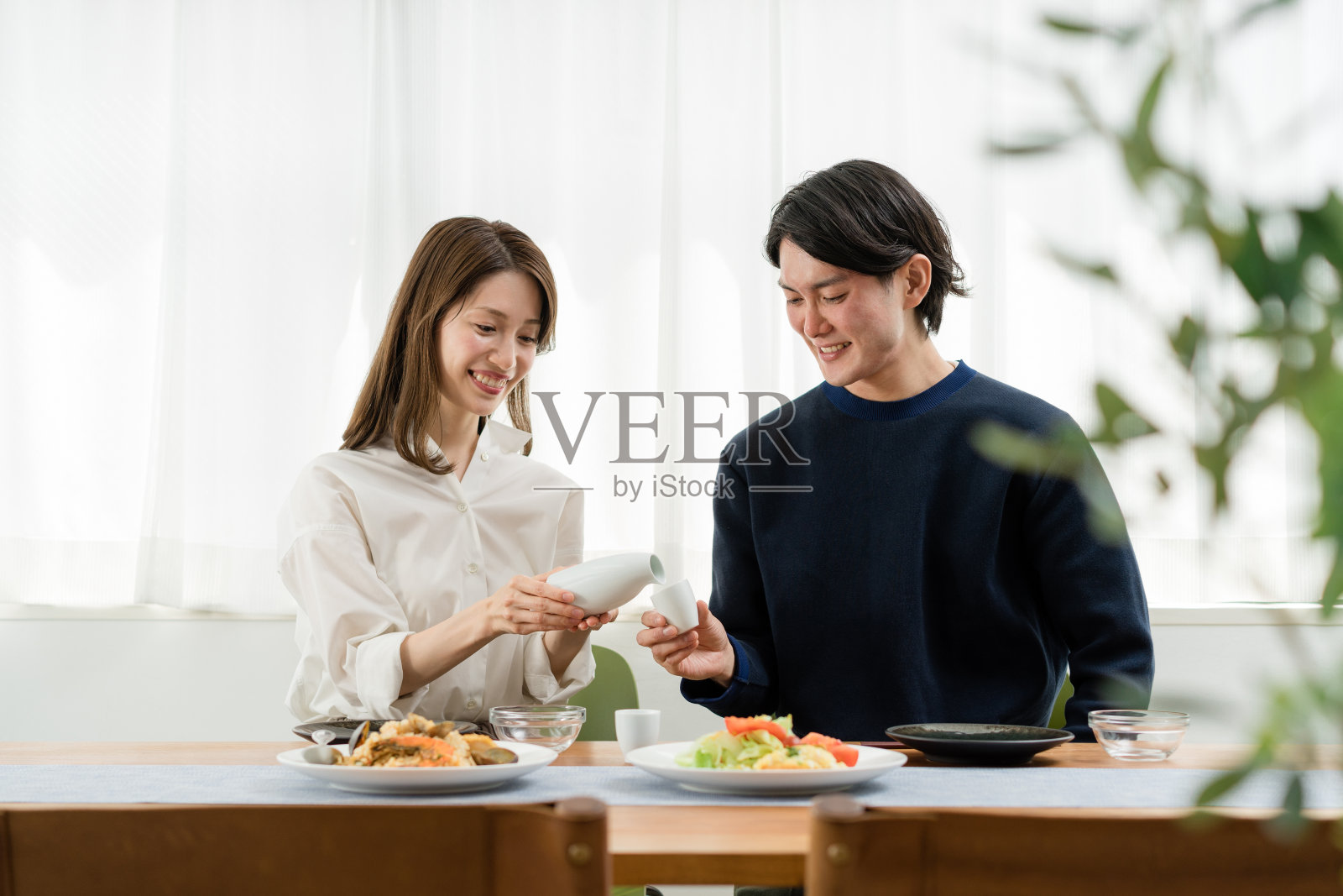 夫妻在家享用午餐(家庭聚会，家庭时间)照片摄影图片