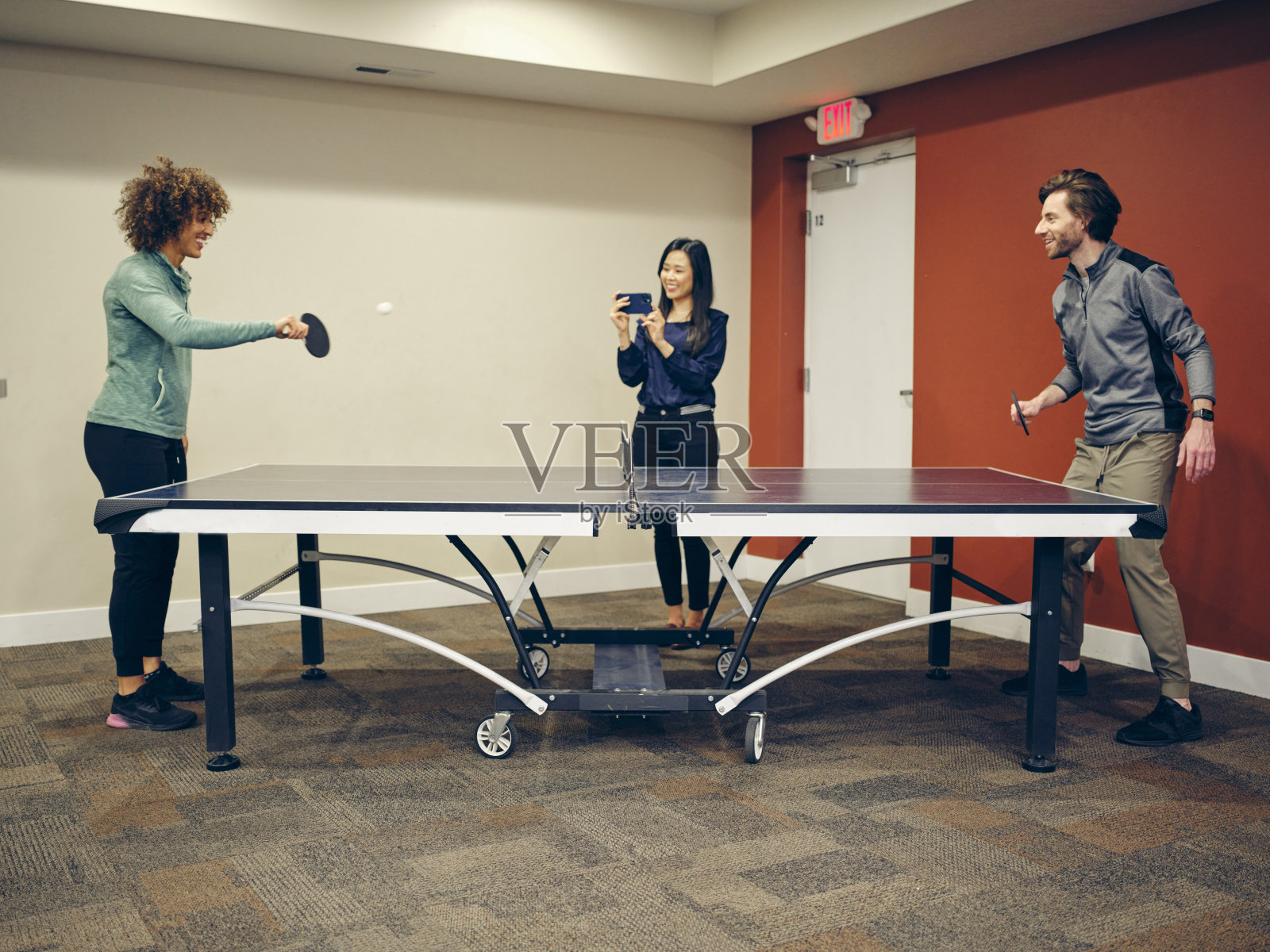 办公室职员在休息室打乒乓球照片摄影图片