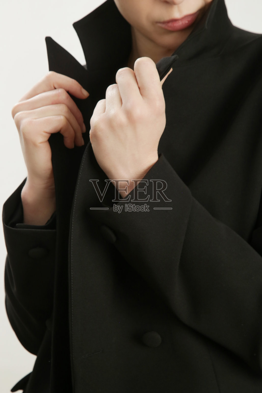 女模特穿着黑色西装外套。影棚拍摄。照片摄影图片