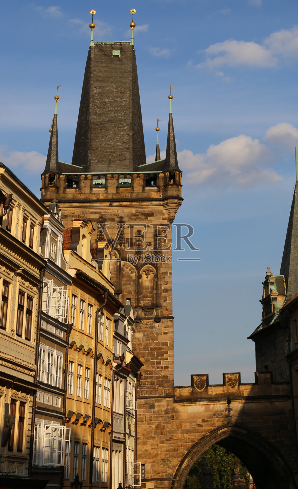 位于欧洲捷克共和国首都布拉格的查尔斯桥的起点照片摄影图片