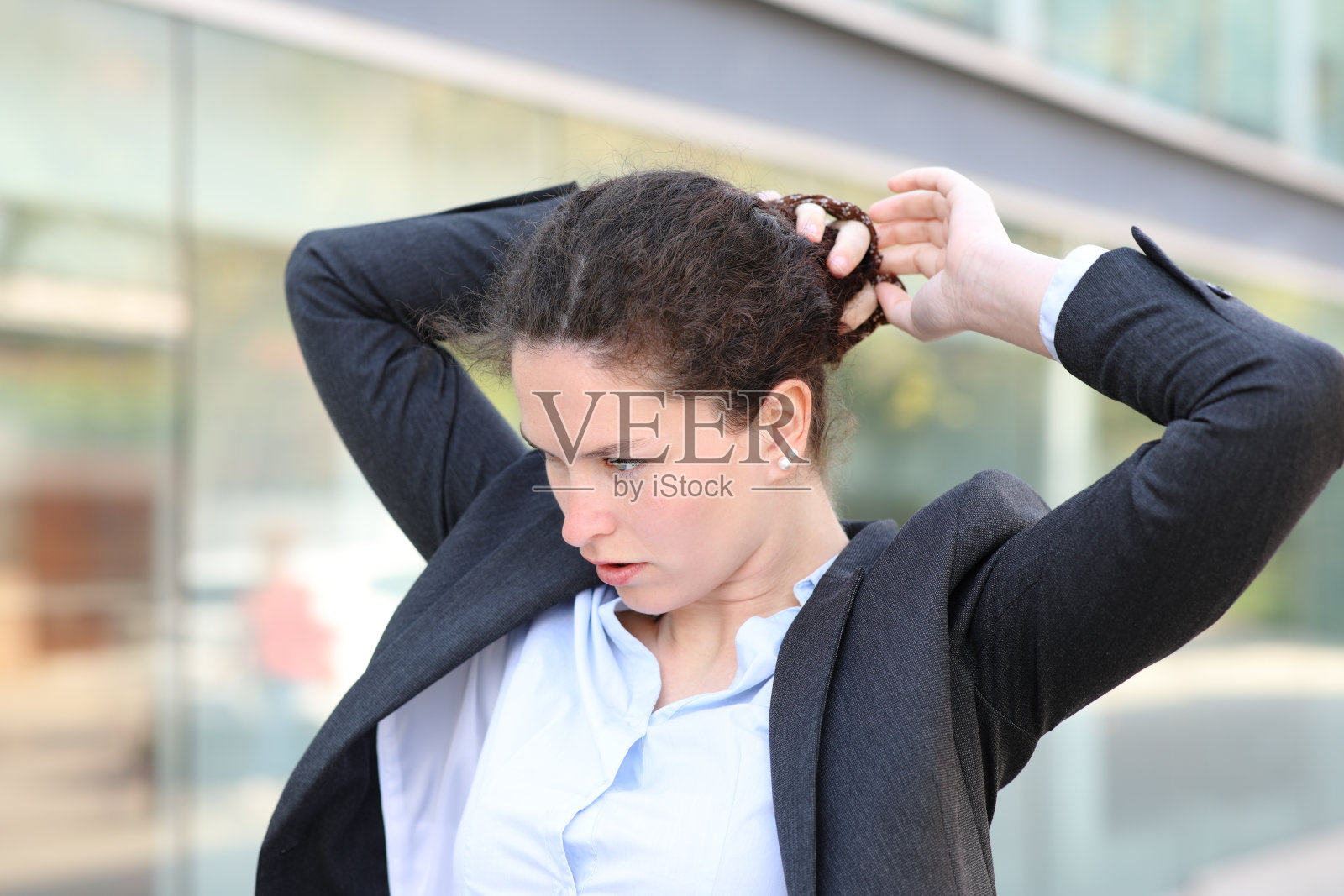 在街上扎马尾辫的女商人照片摄影图片