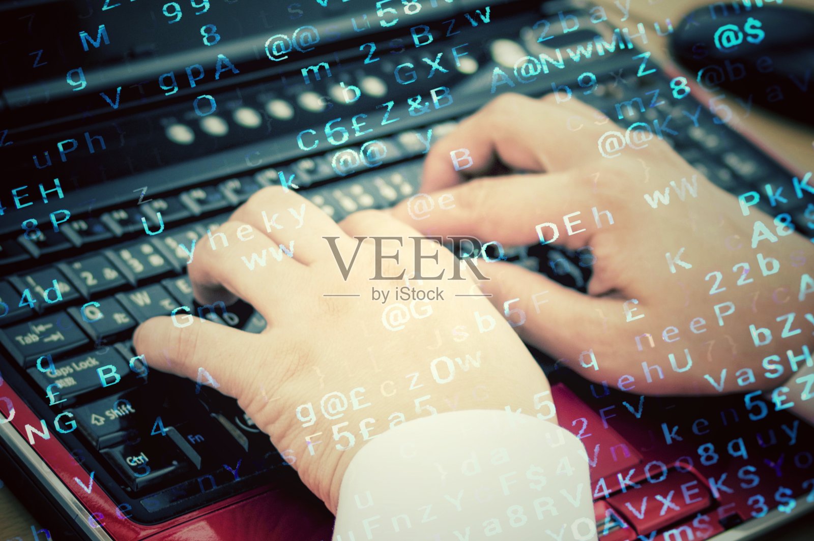 一个用笔记本电脑工作的商人照片摄影图片