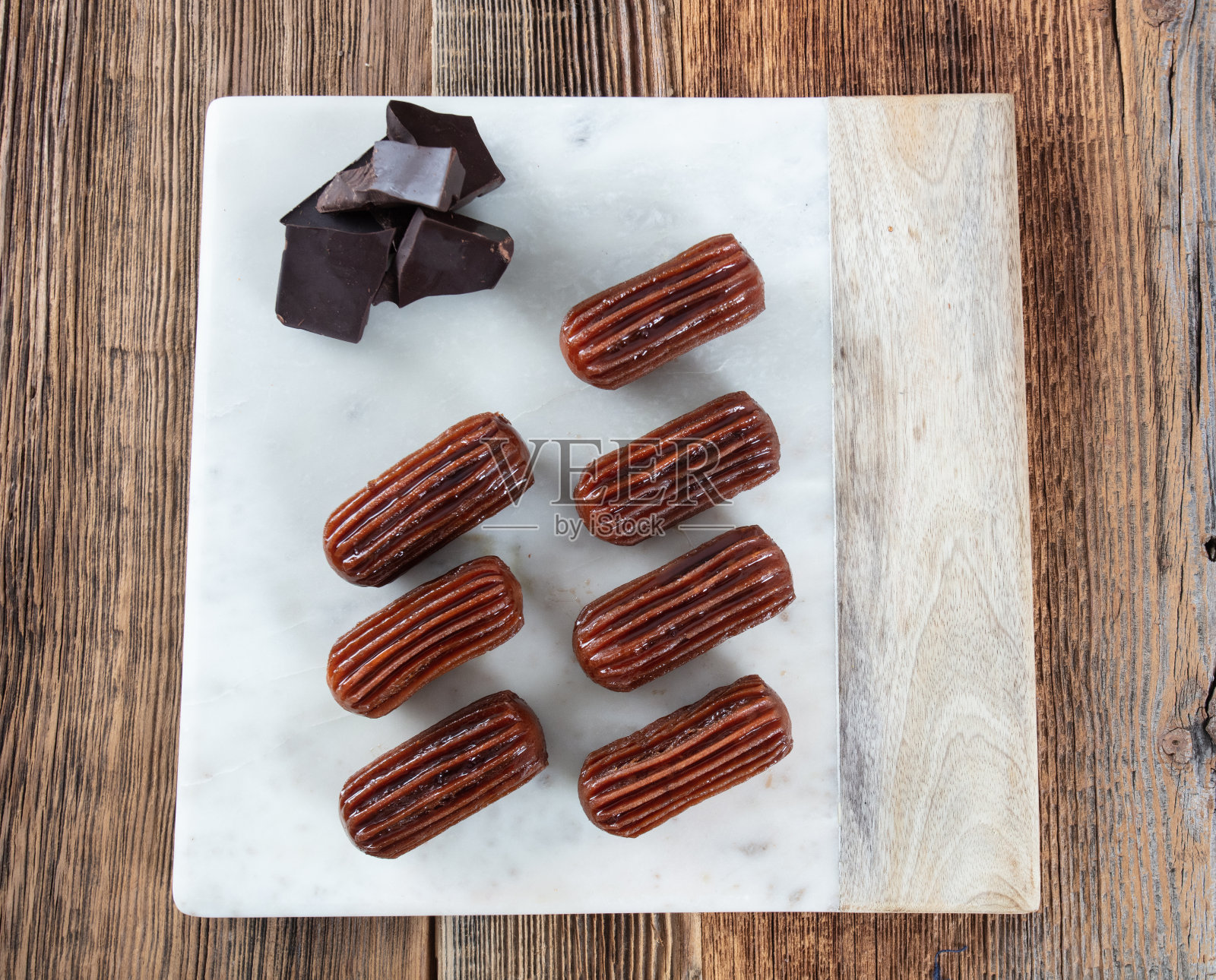 大理石上的Tulumba巧克力甜点照片摄影图片