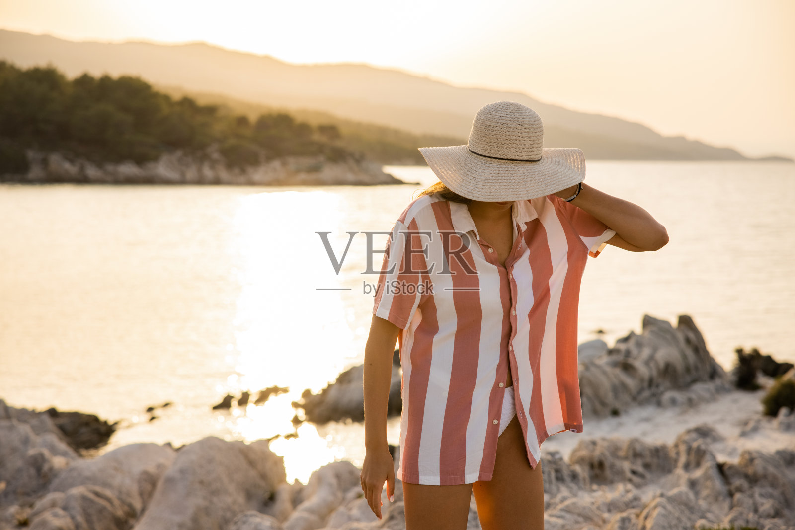 无忧无虑的白人年轻女子享受夏天的日落在海滩上照片摄影图片