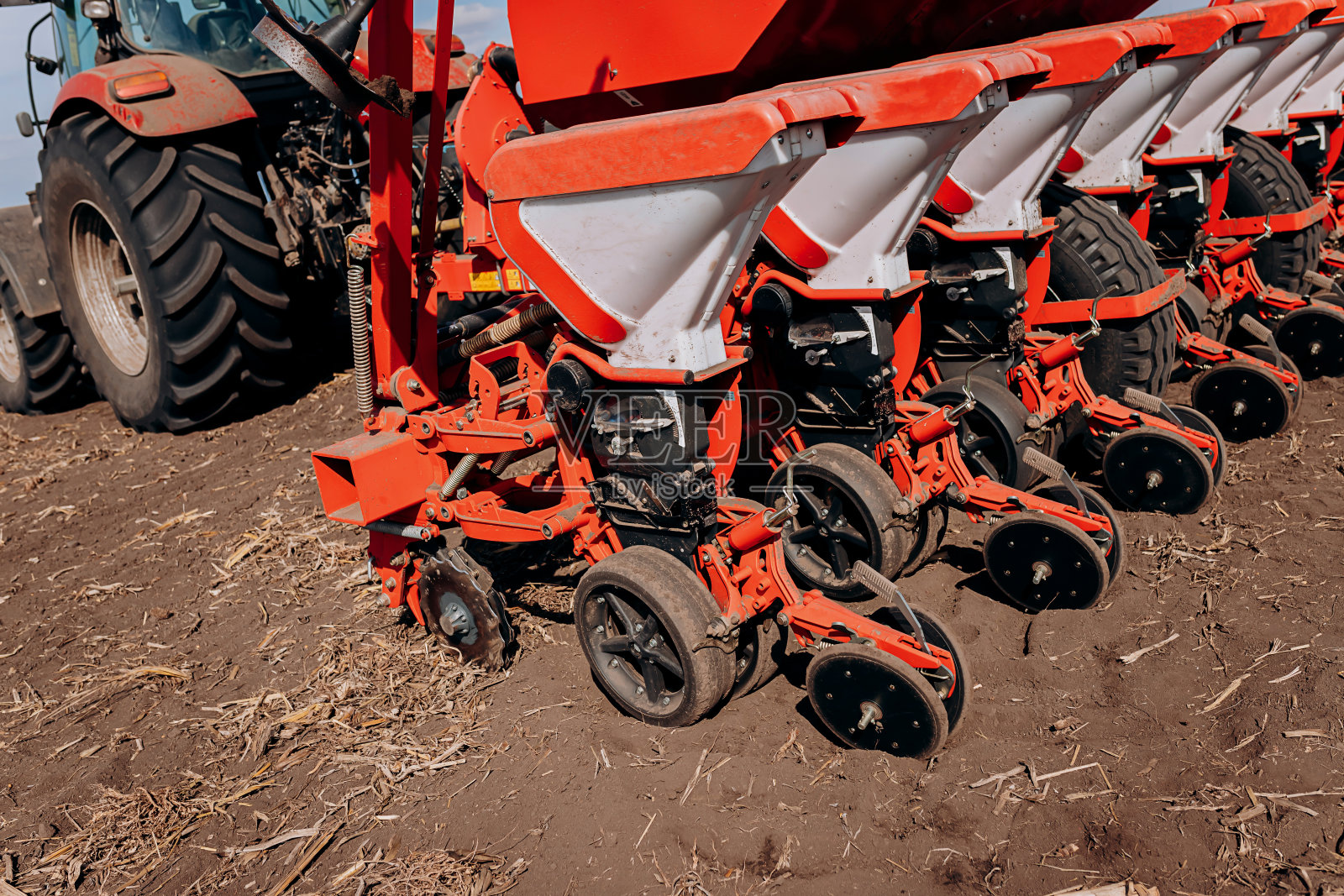 春天播种的季节。一个农夫用拖拉机在田里播种玉米种子。用牵引式播种机种植玉米照片摄影图片