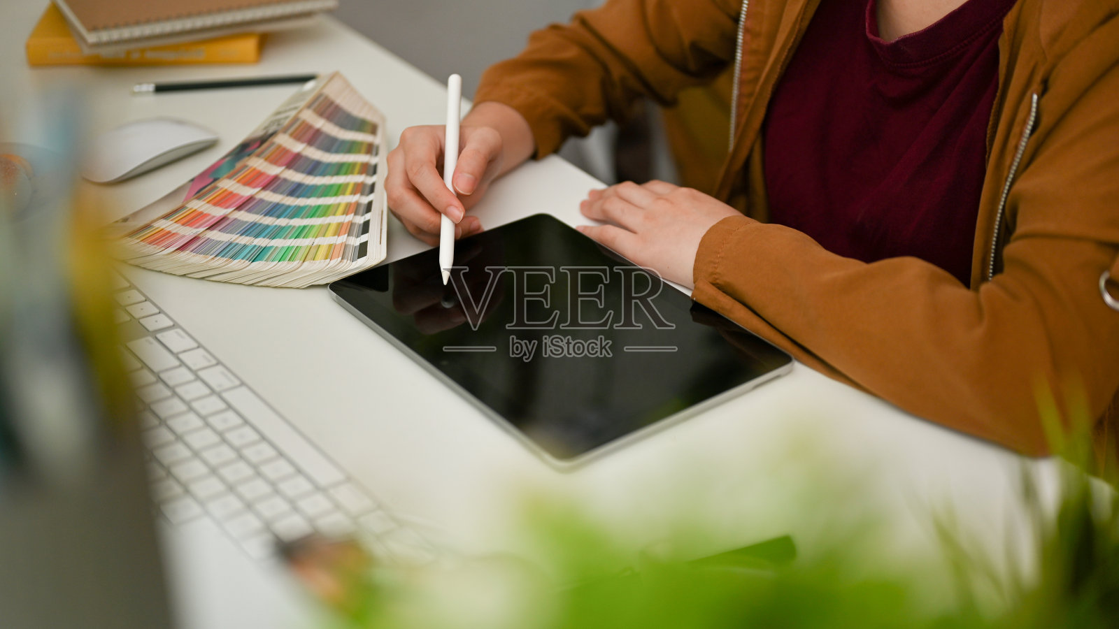 裁剪，成功的女性图形设计师使用数字图形平板照片摄影图片