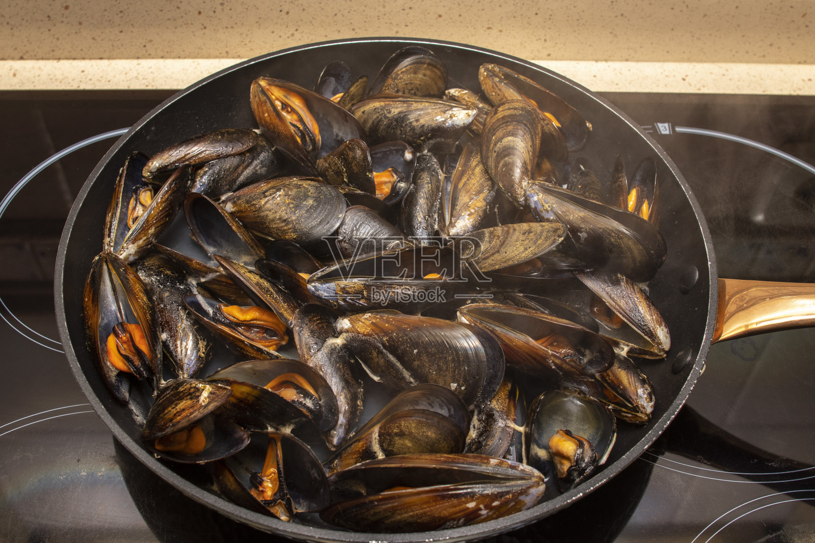 用平底锅煮贻贝贻贝在无数的鱼类食谱中都是完美的照片摄影图片