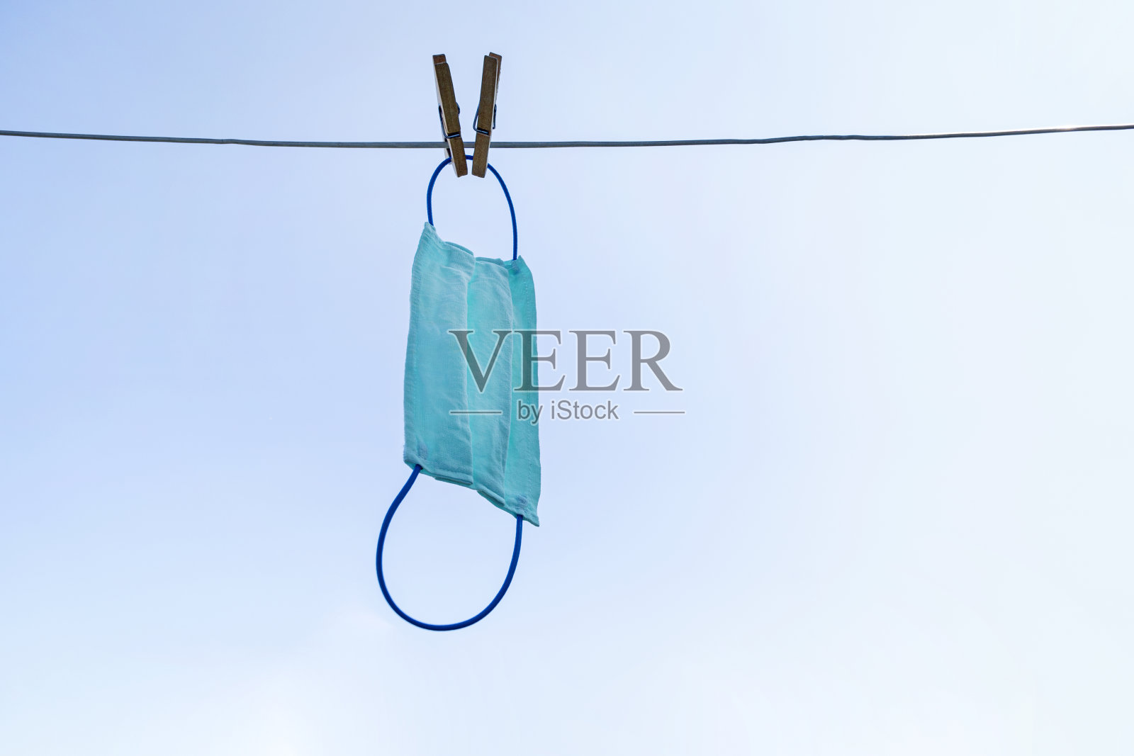 悬挂彩色DIY手工棉布口罩，医用、外科口罩可水洗晒干，重复使用。covid - 19的保护和预防，冠状病毒的概念。照片摄影图片