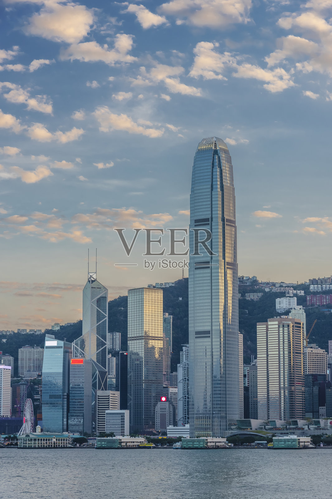 黄昏时分香港市区维多利亚港的全景照片摄影图片