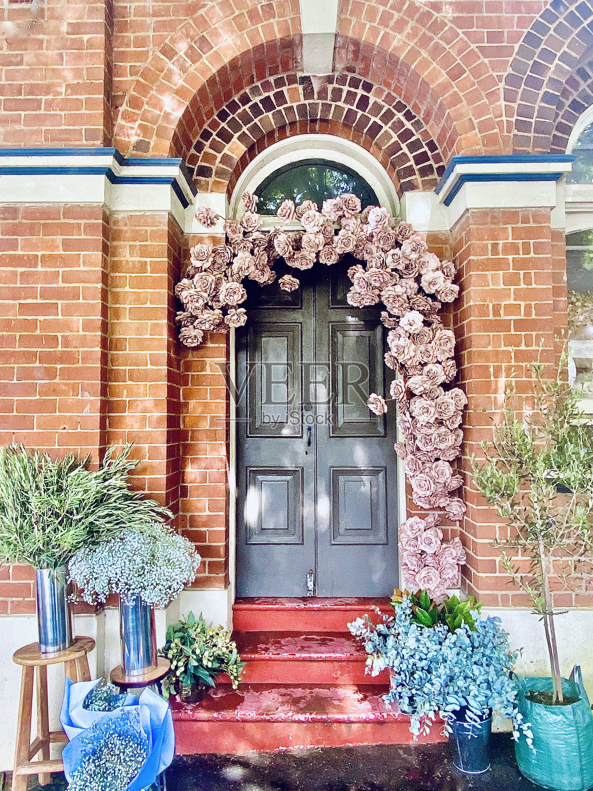 带花的旧砖框木门照片摄影图片