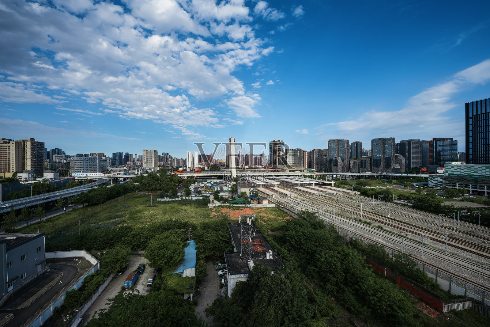 成都现代城市建筑在一个阳光明媚的下午照片摄影图片