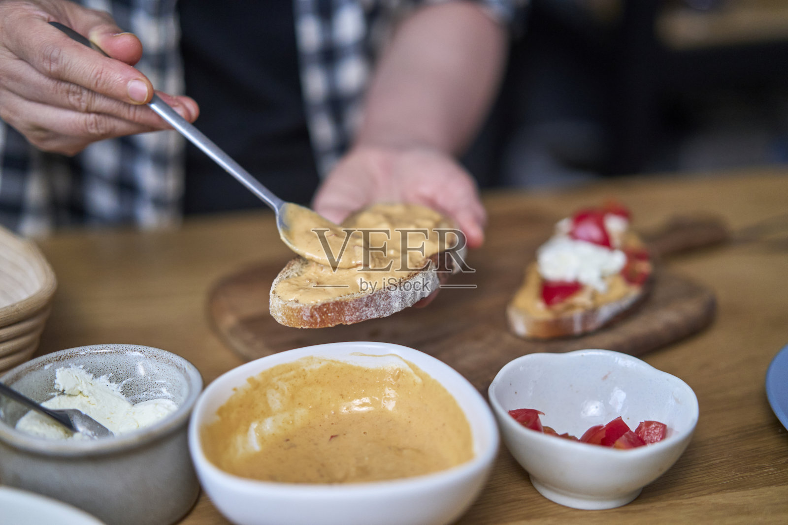做早餐土司，配花生酱、奶酪和三文鱼照片摄影图片