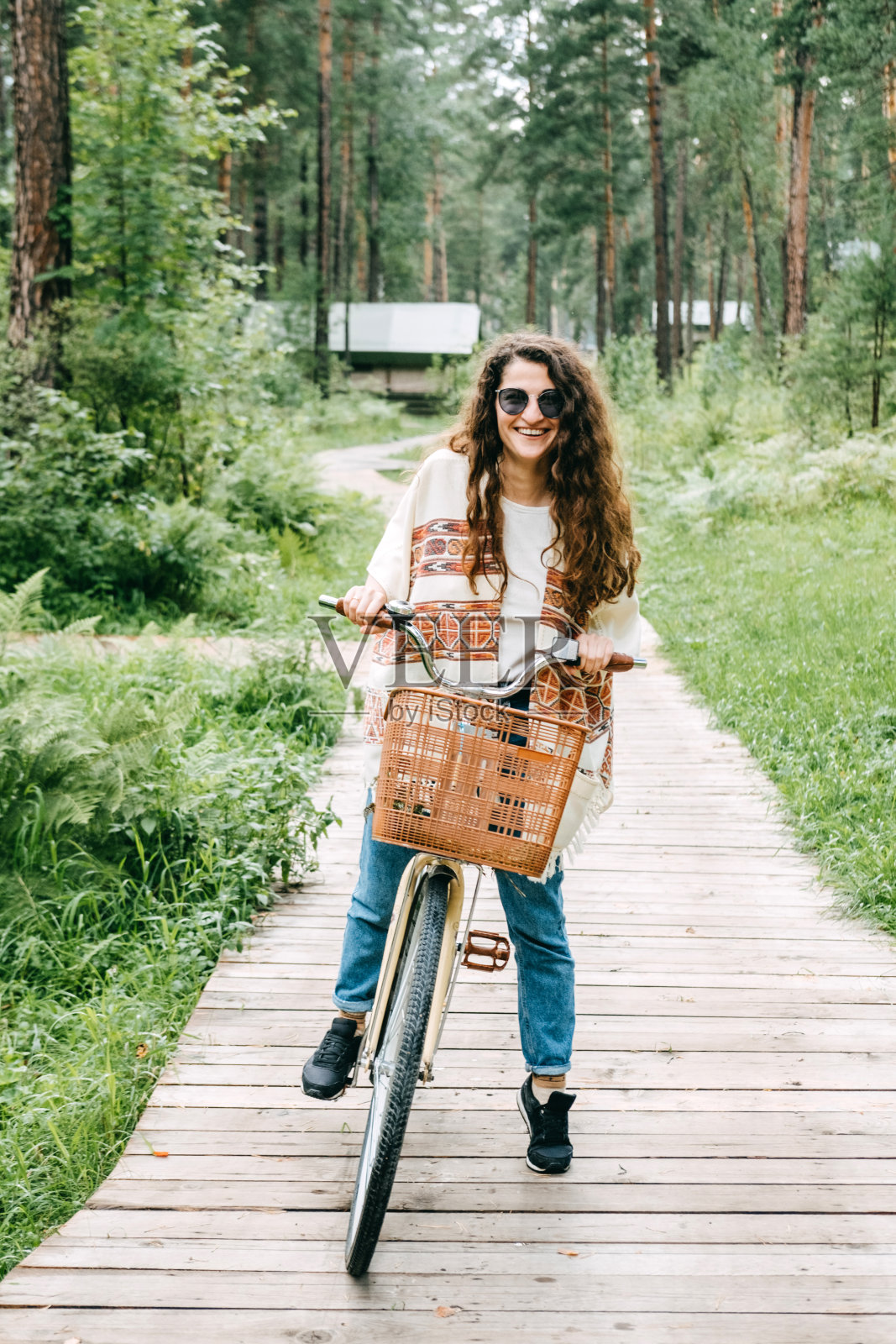 骑自行车的女人照片摄影图片