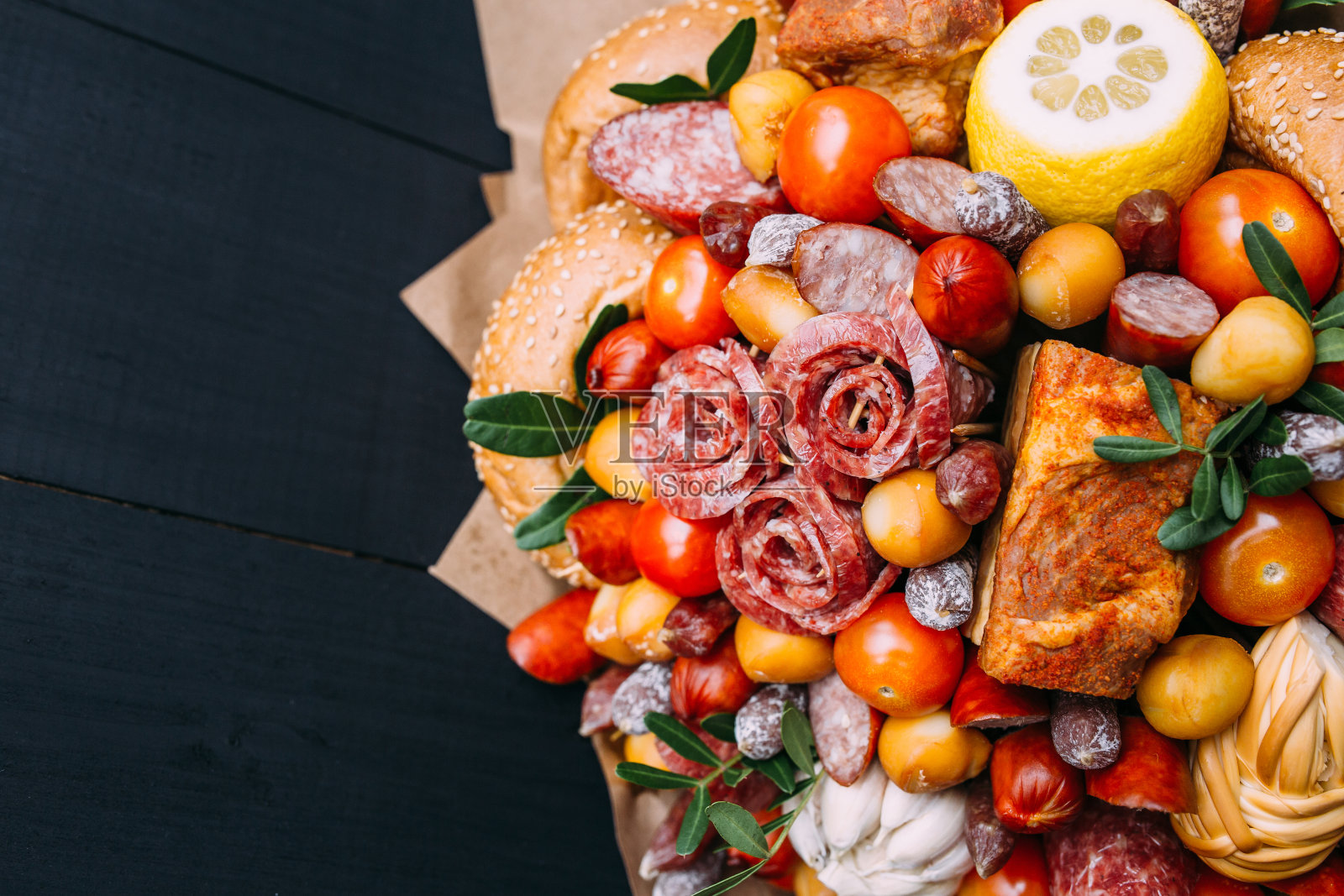 美味可口的香肠，西红柿，奶酪。给肉制品公司的人的一份不寻常的礼物照片摄影图片