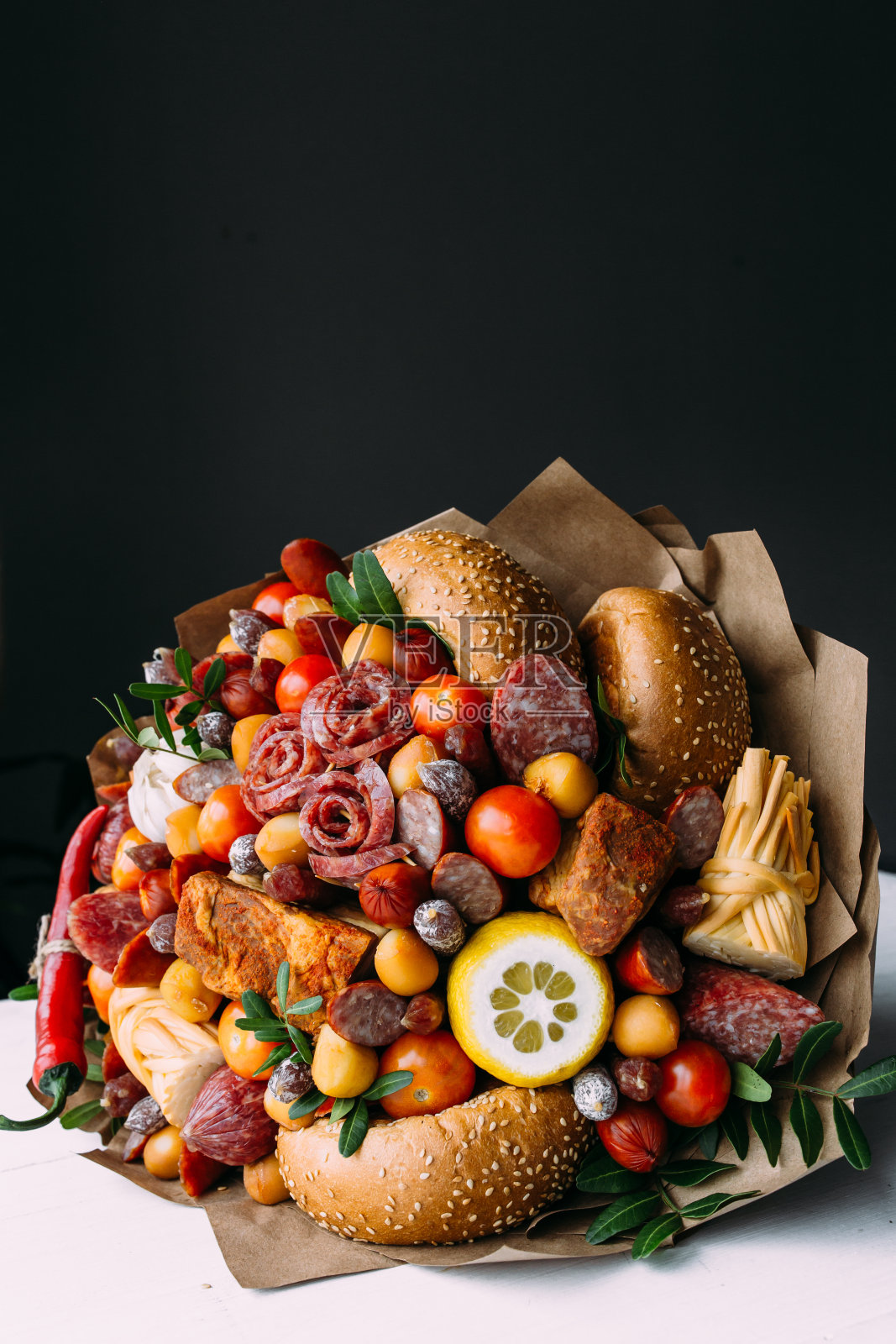 美味可口的香肠，西红柿，奶酪。给肉制品公司的人的一份不寻常的礼物照片摄影图片