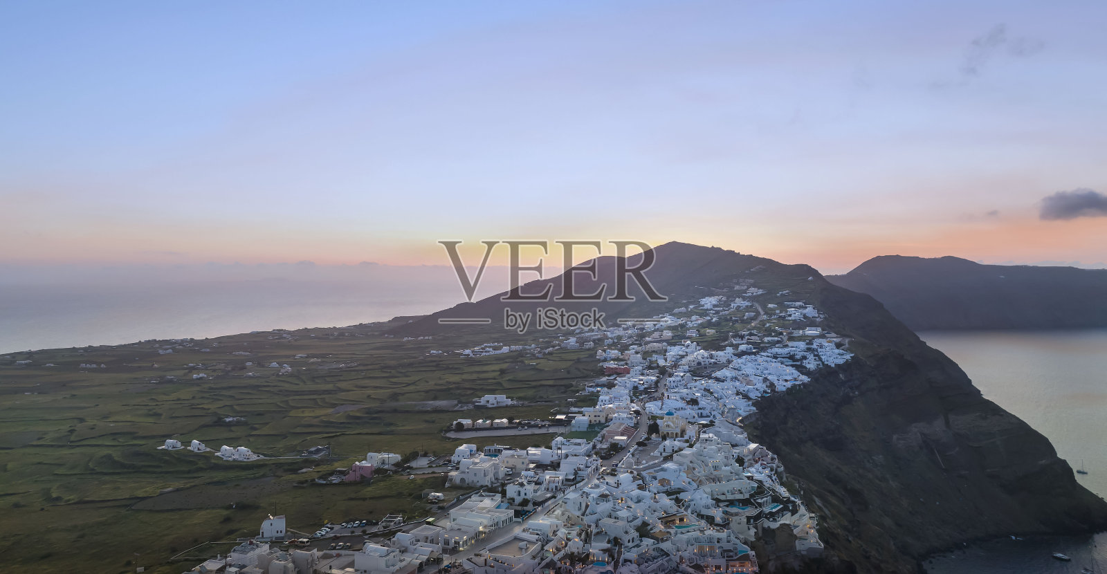 希腊圣托里尼岛日出时的天际线。照片摄影图片