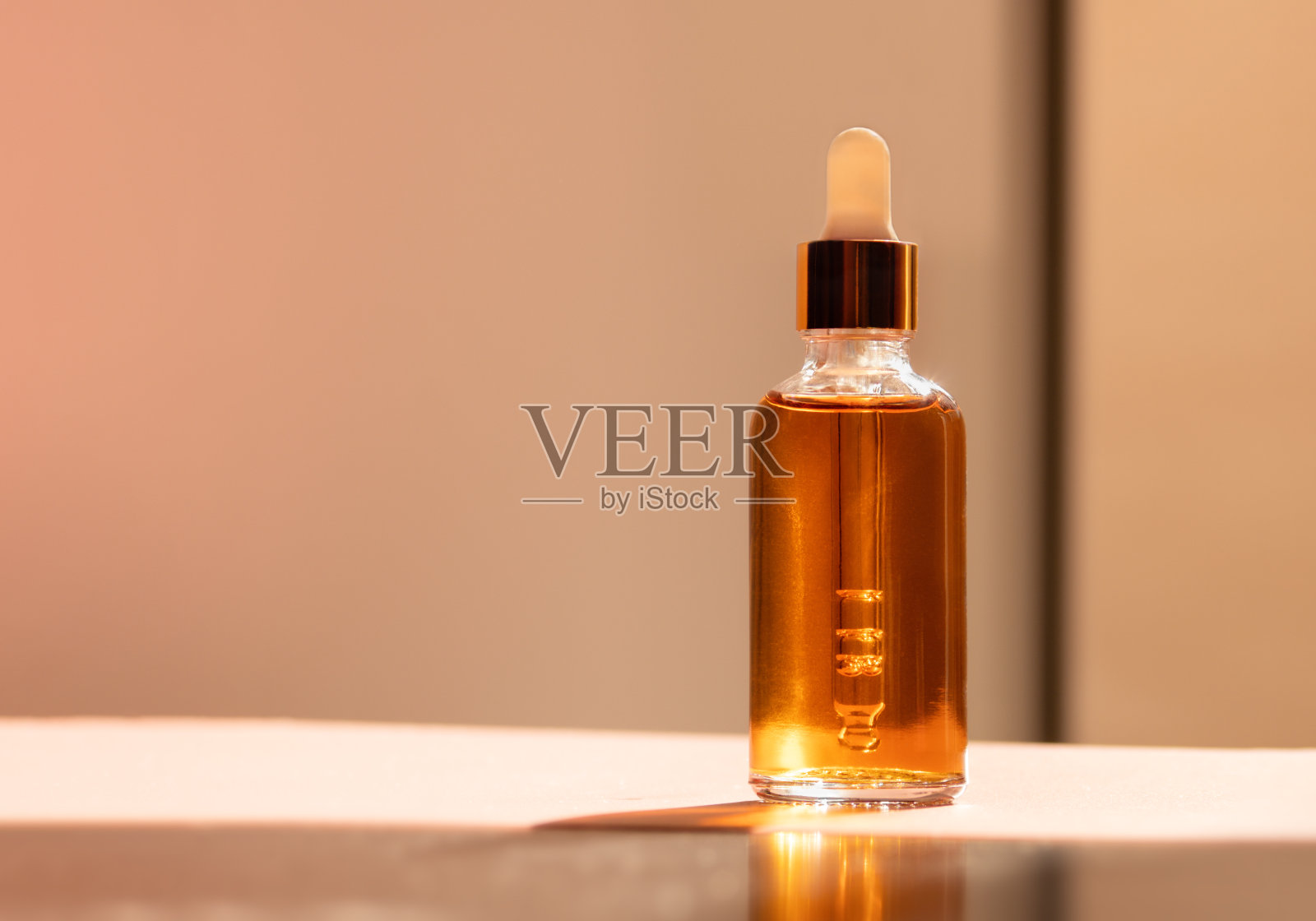 化妆品玻璃滴管瓶在阳光下。自然美容产品展示。前视图照片摄影图片