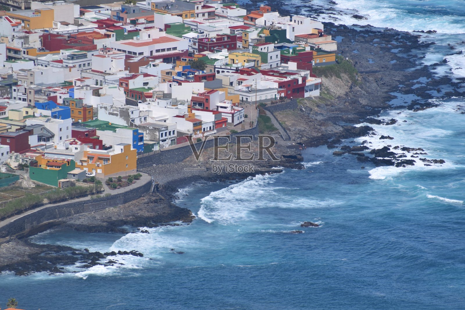 西班牙特内里费岛，大西洋海岸一个色彩斑斓的村庄照片摄影图片