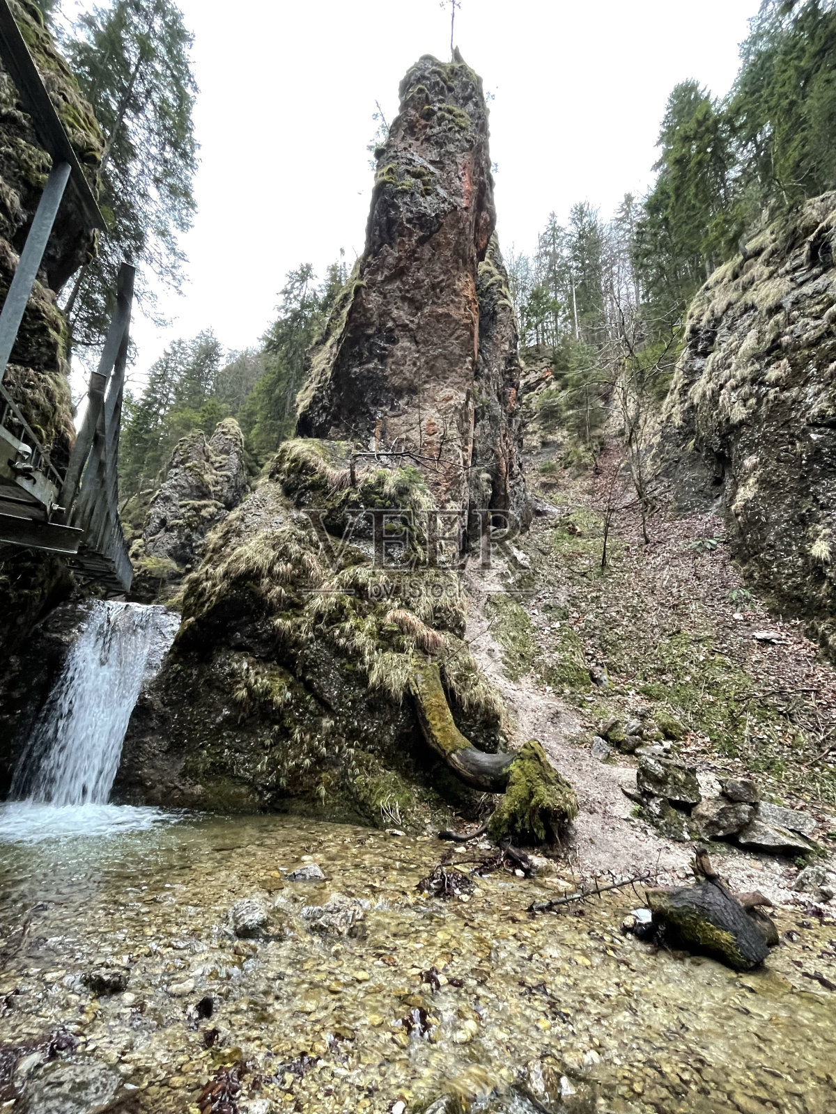 瀑布在斯洛文尼亚岩中间照片摄影图片