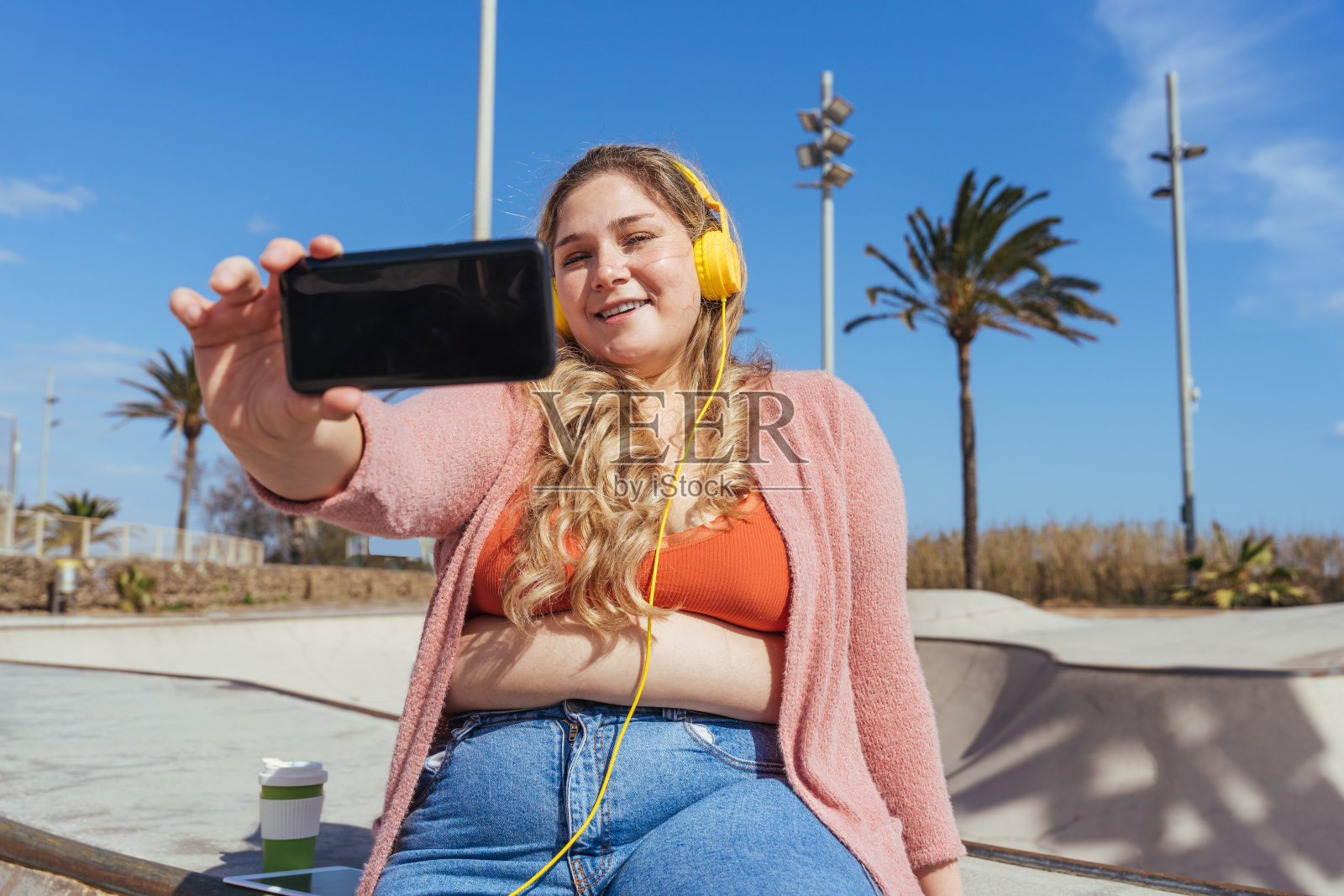 美丽的大码年轻女子在户外照片摄影图片