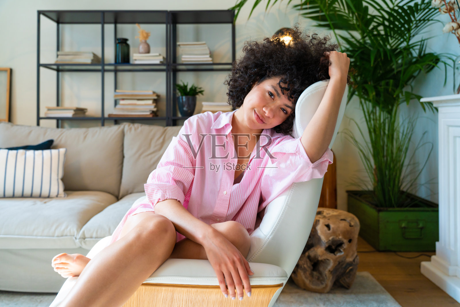 美丽的拉丁女人在家照片摄影图片