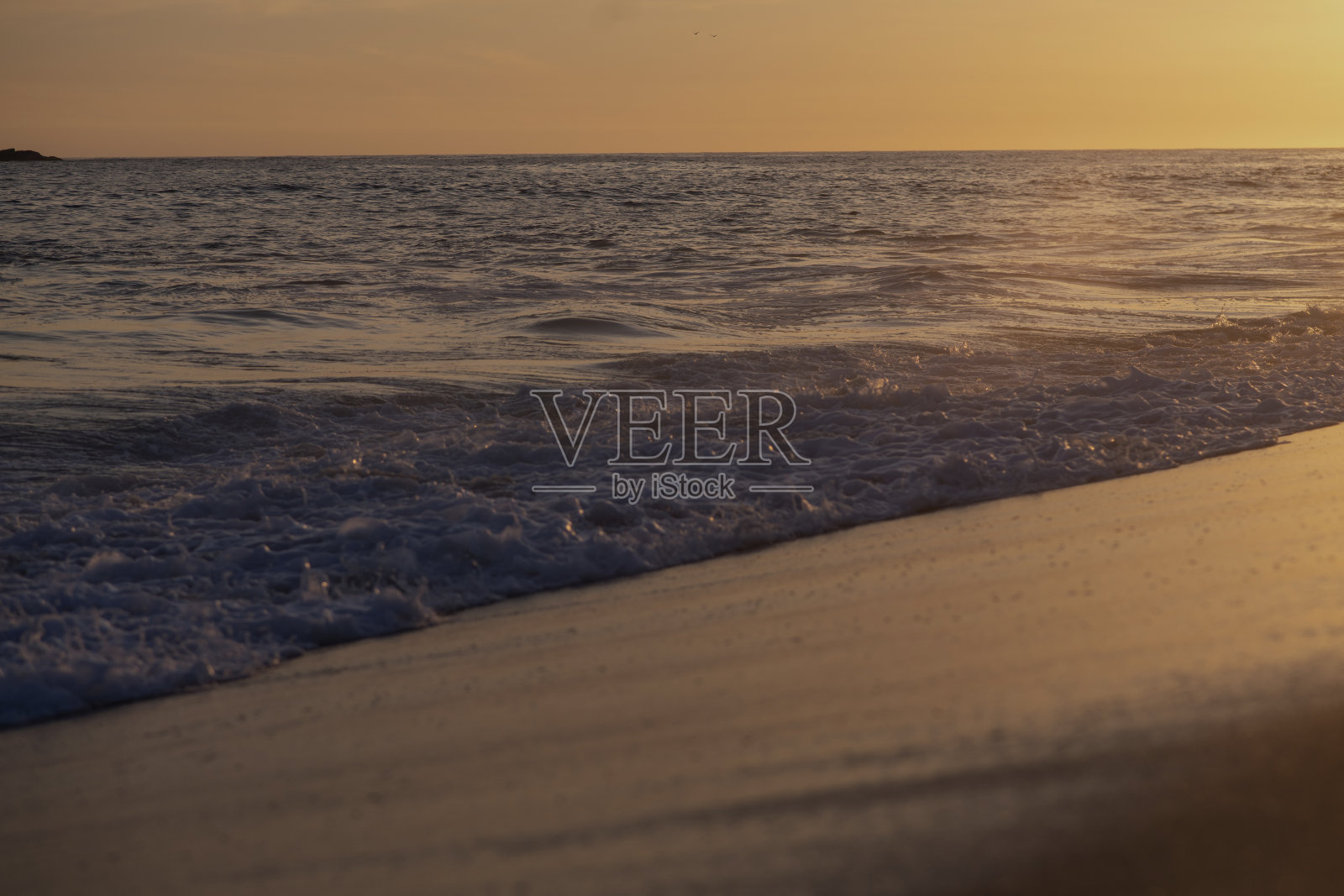 热带海滩上的日落照片摄影图片