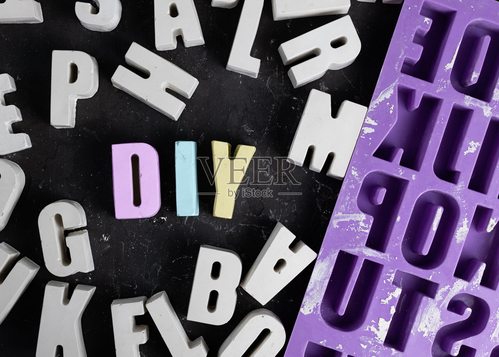 一组混凝土字母水泥或石膏。DIY缩写。3d字母表出售。紫色硅树脂模混凝土。大写英文字母，用于装饰。照片摄影图片