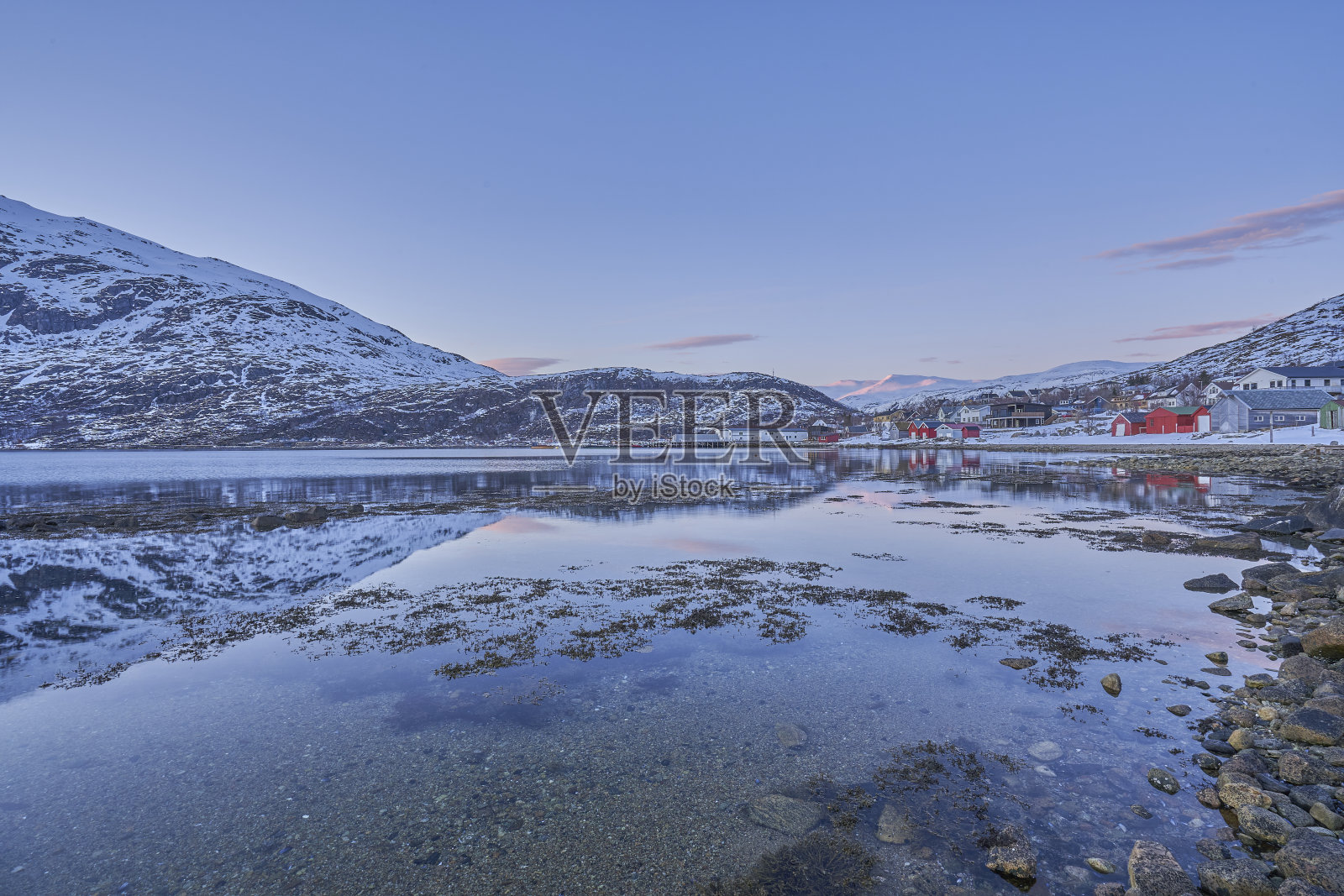 欧洲挪威特罗姆瑟附近的峡湾和Ersfjordbotn镇的美丽日落照片摄影图片