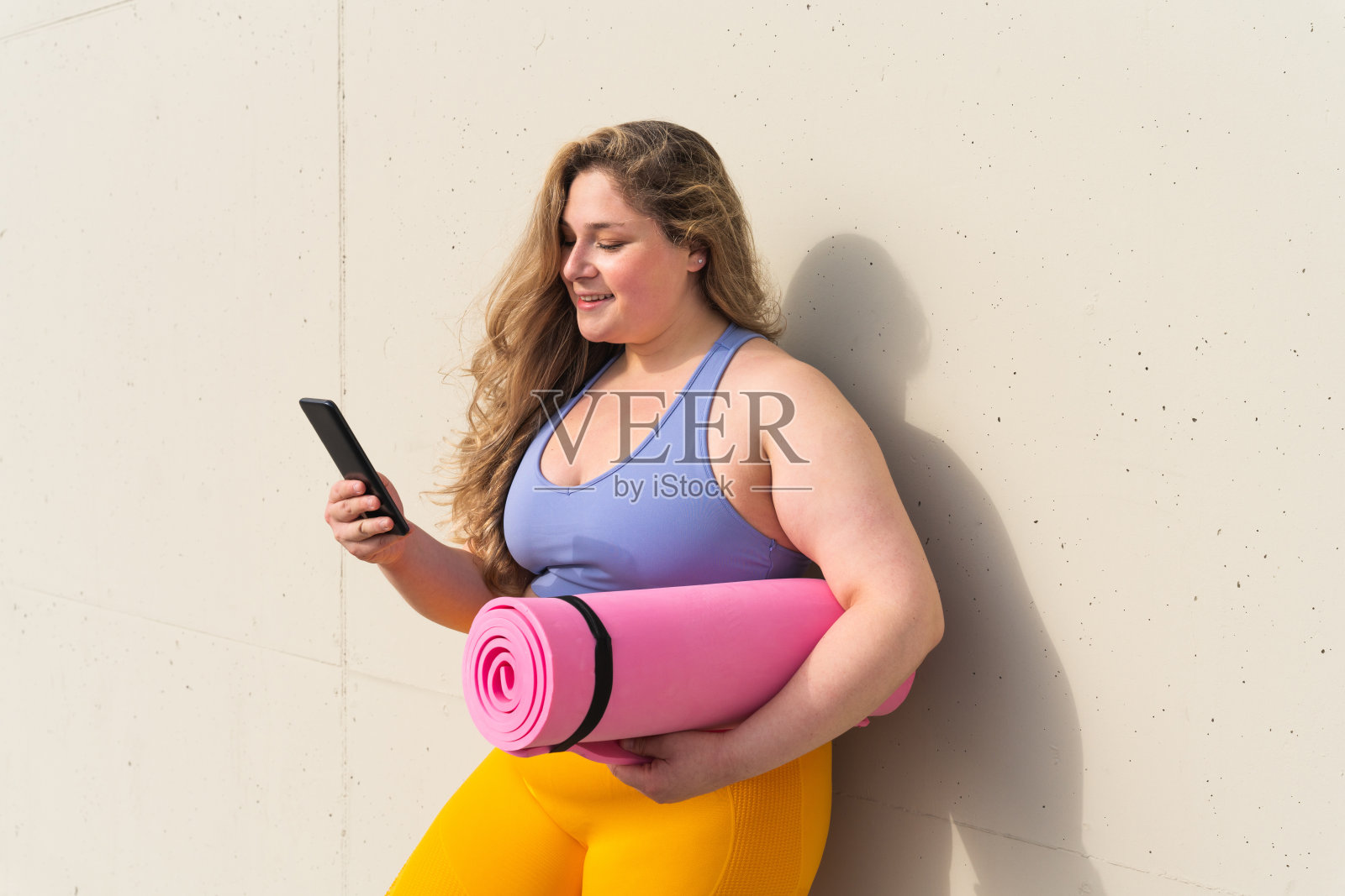 美丽的大码年轻女子在户外照片摄影图片