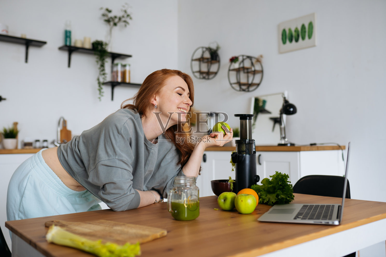 一个女人在视频通话中大笑照片摄影图片