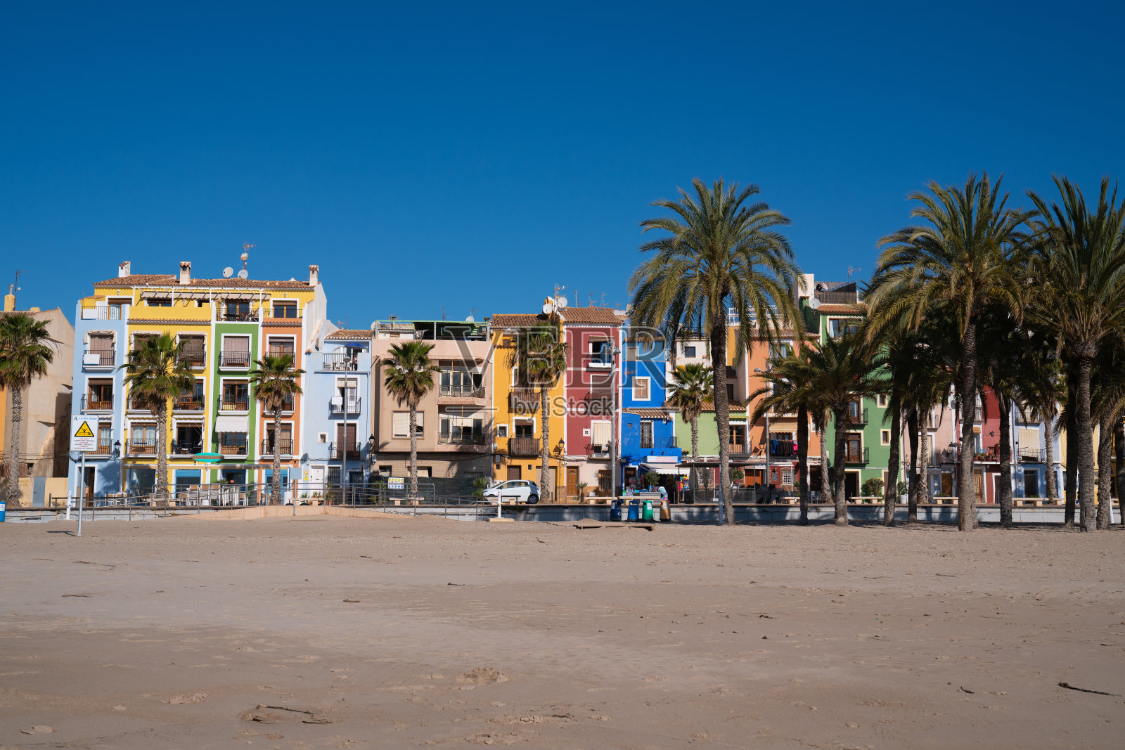 棕榈树和五颜六色的房子西班牙别墅，科斯塔布兰卡照片摄影图片