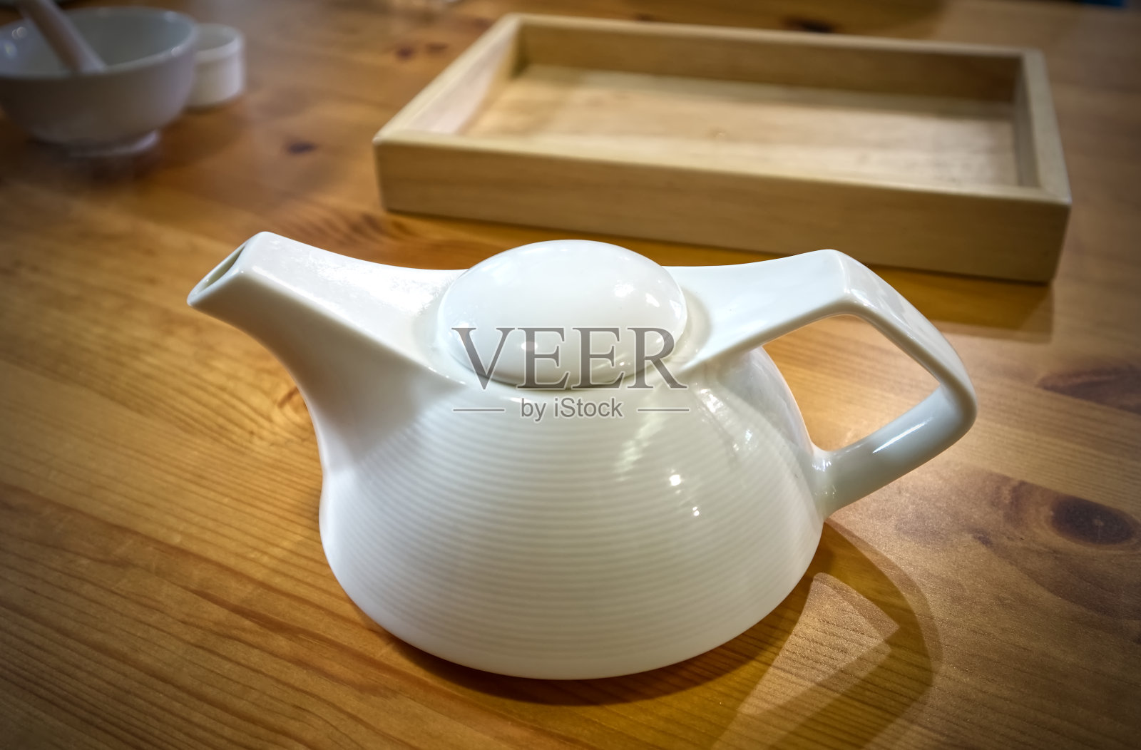餐厅的桌子上放着白色的茶壶照片摄影图片