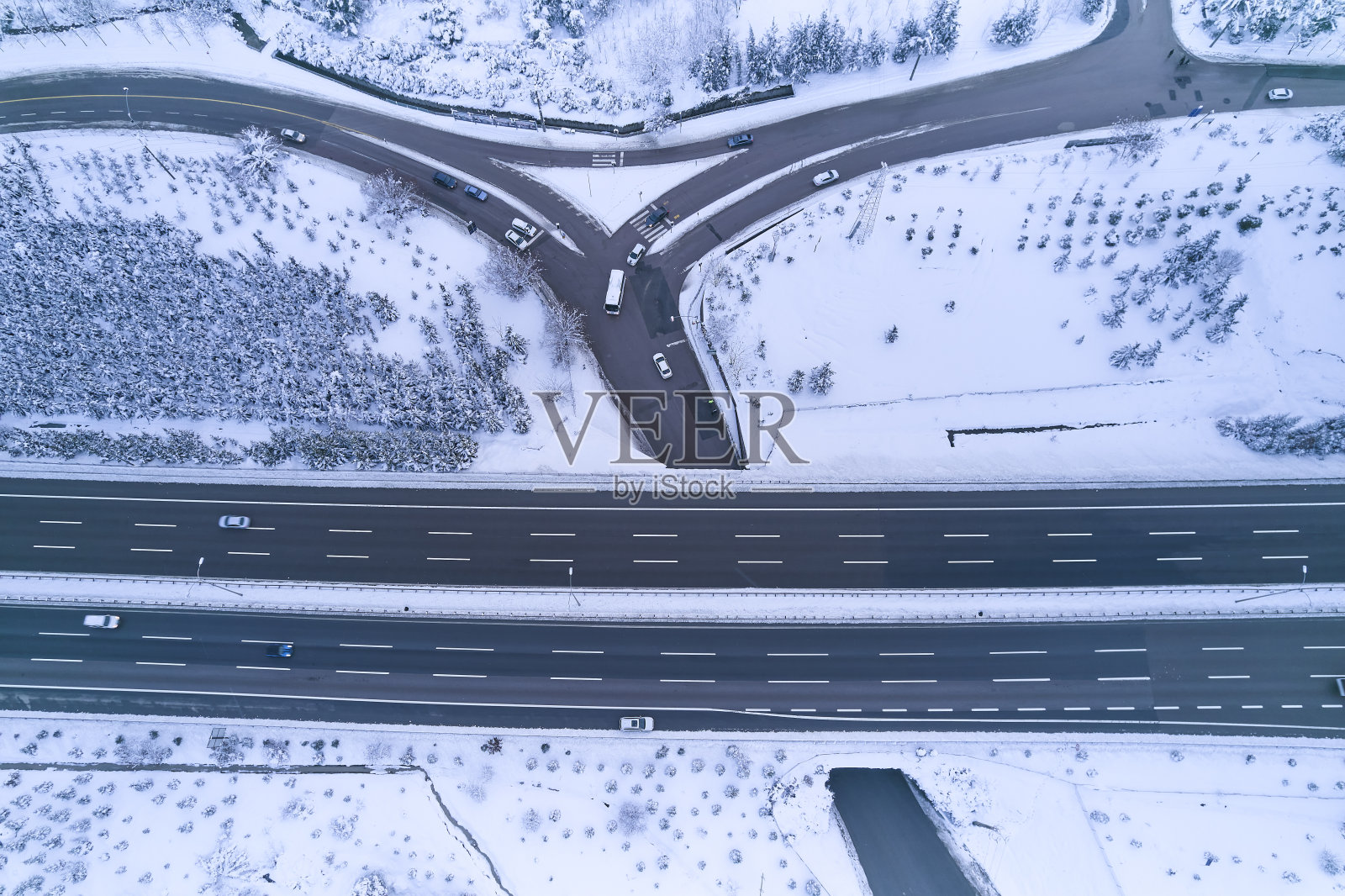 冬季伊斯坦布尔的一条高速公路照片摄影图片